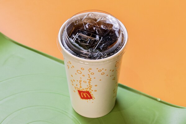麥當(dāng)勞新冷飲杯蓋創(chuàng)新使用“雙拱形防溢”結(jié)構(gòu)，防漏性能得到有效提升
