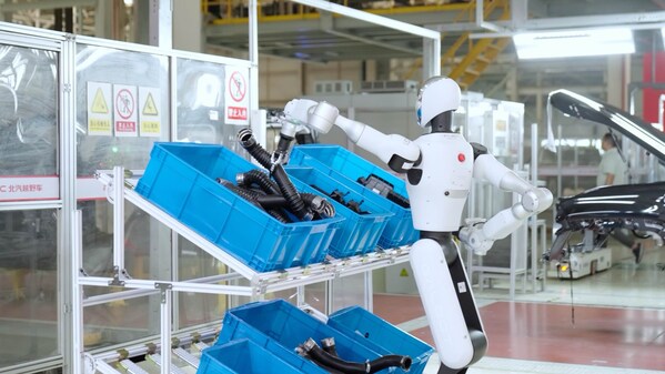 銀河通用機器人Galbot G1在生產(chǎn)線執(zhí)行物料分揀調試工作