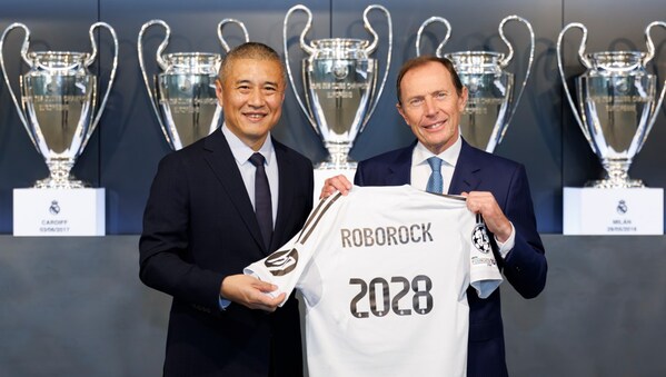 Roborock President, Mr Quan Gang, and Real Madrid Football Club's Director of Institutional Relations, Emilio Butrague&ntilde;o