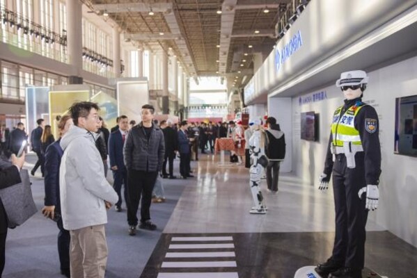 墨甲機器人家族亮相2026奇瑞Ai之夜，演繹多種場景應(yīng)用