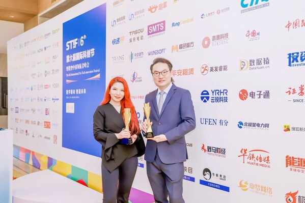 RingCentral 全球高級副總裁及大中華區(qū)總經(jīng)理陳志豪先生（右）及中國區(qū)人力資源及行政高級總監(jiān)王慧女士（左）出席STIF第六屆國際科創(chuàng)節(jié)暨2025數(shù)智中國領航者峰會頒獎儀式