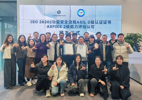 T&Uuml;V南德與零跑科技雙方代表合影