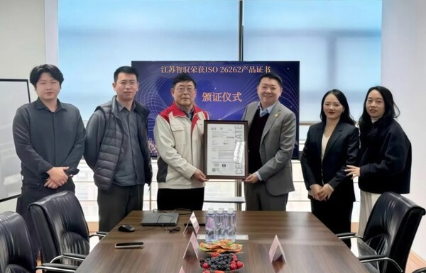 雙方代表在頒證儀式上合影