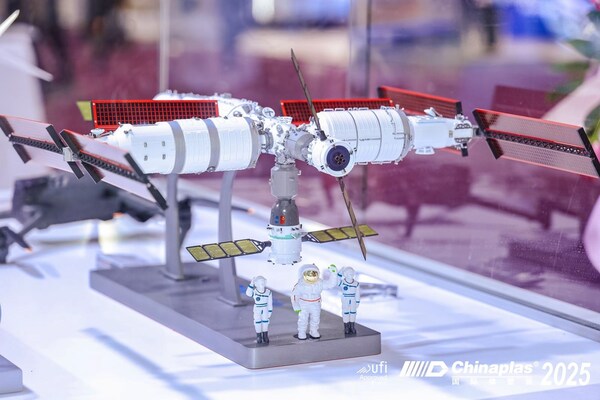 “CHINAPLAS 2026 國(guó)際橡塑展”，精準(zhǔn)把握行業(yè)趨勢(shì)，集結(jié)全球?qū)嵙φ股?，以硬核科技展品?gòu)建產(chǎn)業(yè)創(chuàng)新生態(tài)。