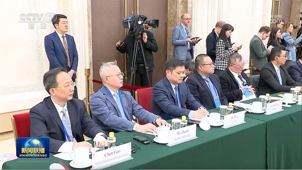 嬴徹科技創(chuàng)始人兼CEO馬喆人（坐席左二）受邀出席。圖源：中央電視臺(tái)2月26日新聞聯(lián)播