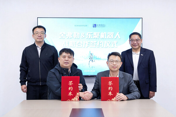 舍弗勒具身智能機(jī)器人（太倉）有限公司總經(jīng)理孫海天（前排右）與樂聚機(jī)器人中部大區(qū)總經(jīng)理高昊（前排左）簽訂戰(zhàn)略合作協(xié)議，舍弗勒中國區(qū)首席執(zhí)行官張藝林博士（后排右）與樂聚機(jī)器人常務(wù)副總裁柯真東（后排左）共同見證    圖片：舍弗勒