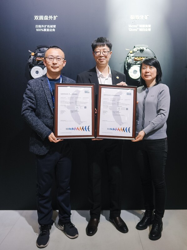 雙方領(lǐng)導(dǎo)頒證合影