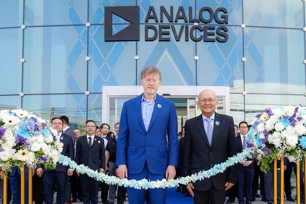 Analog Devices首席執(zhí)行官兼董事會主席Vincent Roche（左）與Analog Devices泰國董事總經理Wirat Sri-amonkitkul（右），共同出席ADI泰國先進制造工廠開業(yè)剪彩儀式