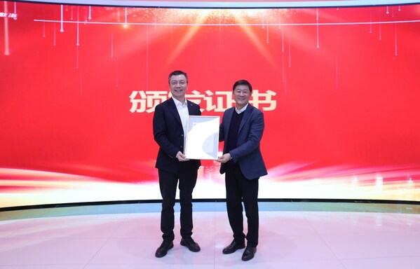 頒證現(xiàn)場：BSI大中華區(qū)標(biāo)準(zhǔn)應(yīng)用方案總監(jiān)祝嘉韻為歐冶云商頒發(fā)證書