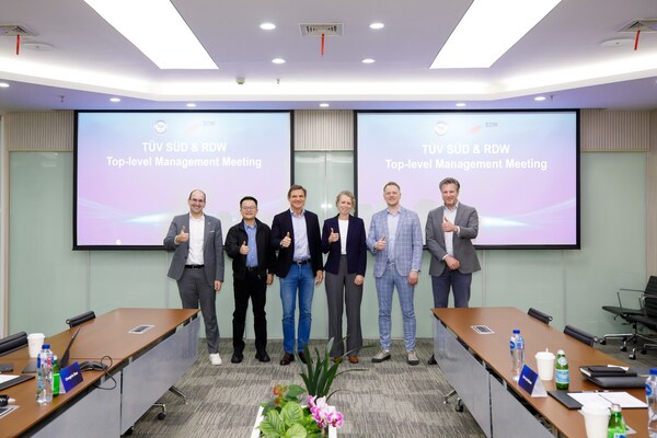 T&Uuml;V南德與荷蘭交通部高層合影